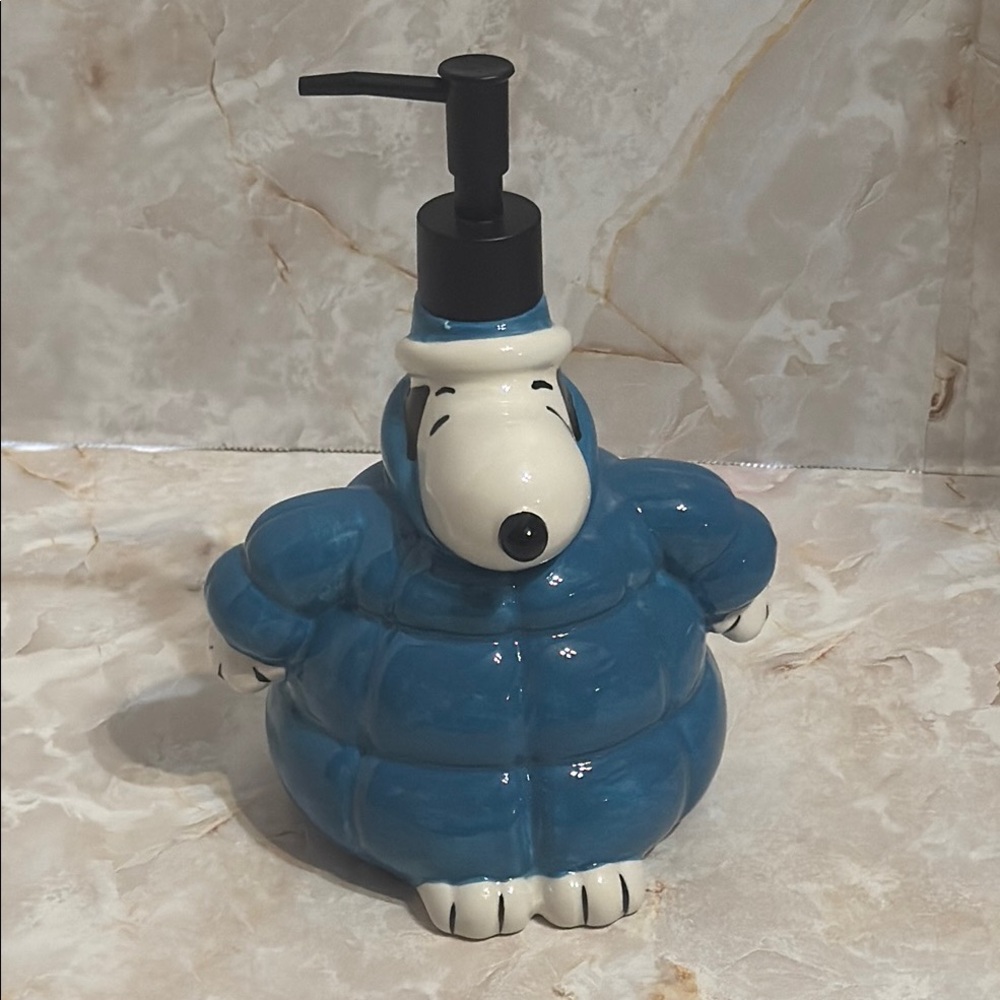 Peanuts: Snoopy wearing his puffer jacket Soap/Lotion dispenser